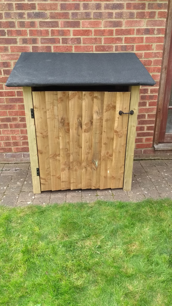 Medium featheredge log store with door and felt roof