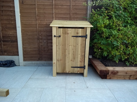 Small featheredge log store with door